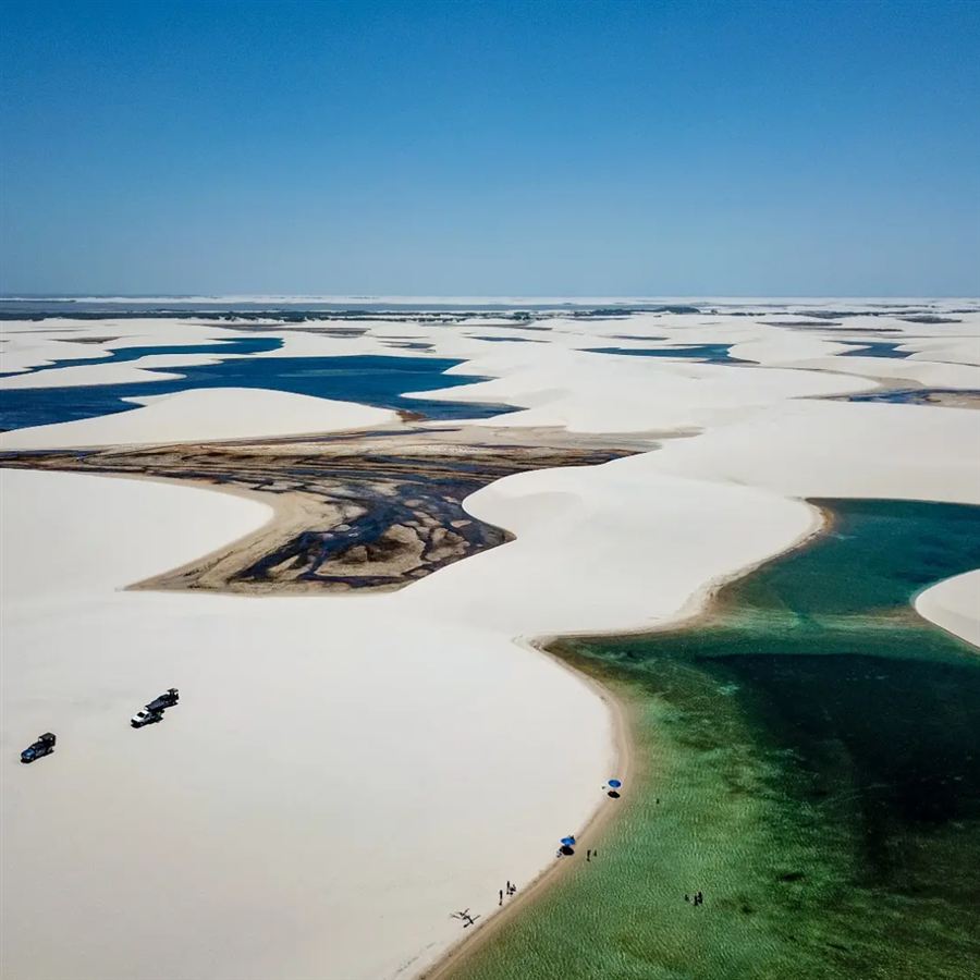 Vista aérea das dunas e lagoas dos Lençóis Maranhenses